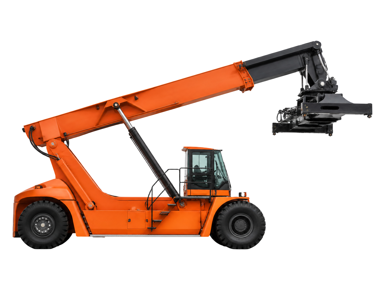 Reach stacker soulevant un conteneur au terminal